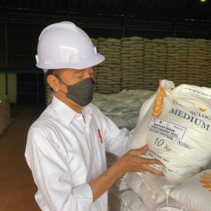 Jokowi Tinjau Gudang Bulog Cek Stok Beras Nasional Jokowi Tinjau Gudang Bulog Cek Stok Beras Nasional