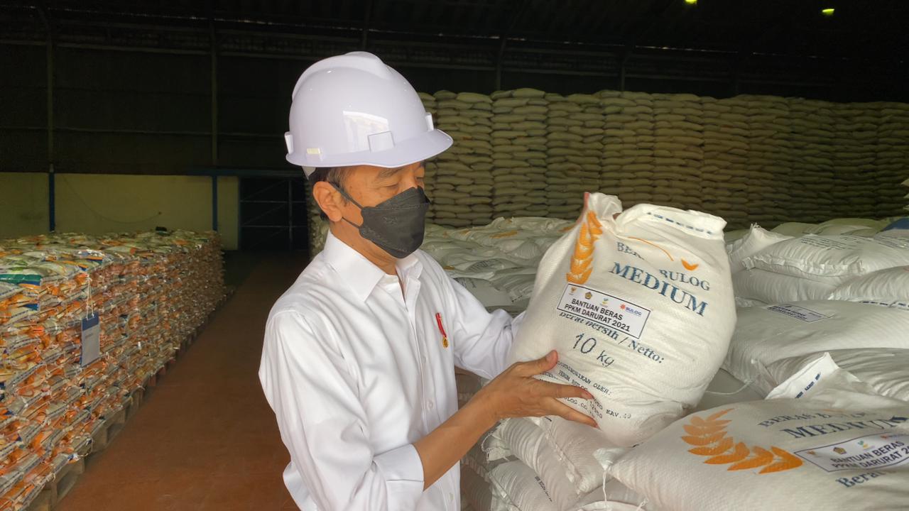 Jokowi Tinjau Gudang Bulog Cek Stok Beras Nasional