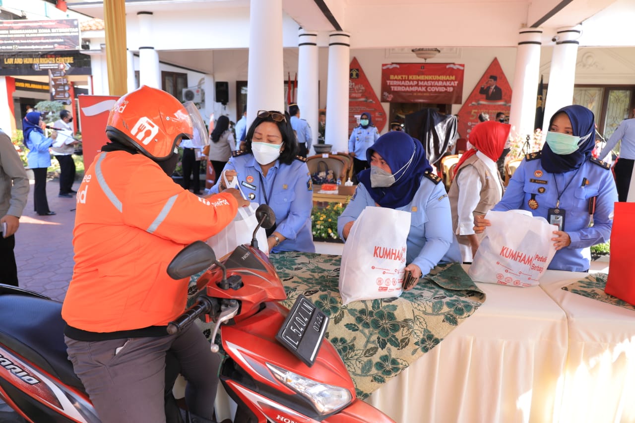 Kemenkumham Jatim Salurkan Paket Sembako untuk Warga Surabaya Terdampak Corona