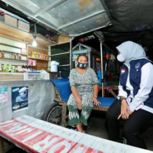 Bupati Ipuk Kucurkan BLT Rp300.000 Untuk PKL dan Warcil