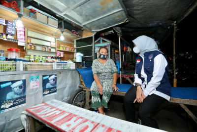 Bupati Ipuk Kucurkan BLT Rp300.000 Untuk PKL dan Warcil