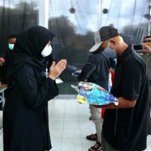 Banyuwangi Salurkan Bantuan 2,1 Ton Beras ke Pelaku Wisata Kawah Ijen