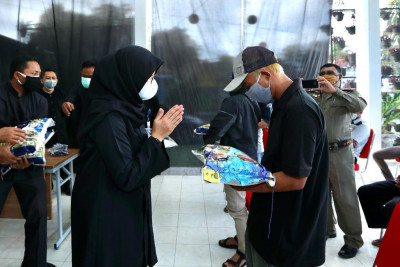 Banyuwangi Salurkan Bantuan 2,1 Ton Beras ke Pelaku Wisata Kawah Ijen