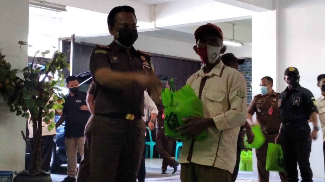 Kajari Kab.Pasuruan Bagi 1000 Paket Sembako dan Donor Darah