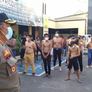 Rusuh Tolak PPKM, Ratusan Pemuda Digiring Ke Mapolres Pasuruan Kota Rusuh Tolak PPKM, Ratusan Pemuda Digiring Ke Mapolres Pasuruan Kota