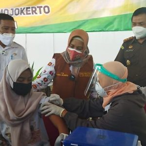 Ning Ita Tinjau Vaksinasi Anak Sekolah di Kantor Kejaksaan Kota Mojokerto Ning Ita Tinjau Vaksinasi Anak Sekolah di Kantor Kejaksaan Kota Mojokerto