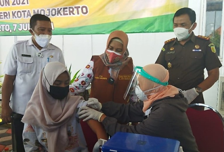 Ning Ita Tinjau Vaksinasi Anak Sekolah di Kantor Kejaksaan Kota Mojokerto