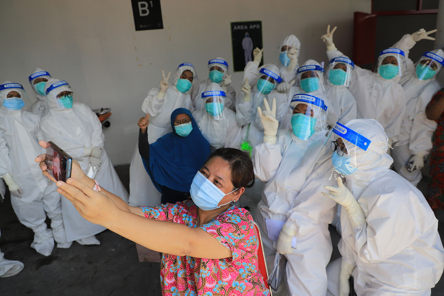 Eri Semangati Warga Isoman di 154 Rumah Sehat dan RS Lapangan Tembak