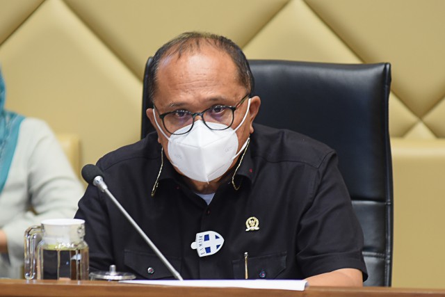 DPR Minta Semua Instansi Tidak Layani KTP Manual untuk Dapatkan Vaksinasi