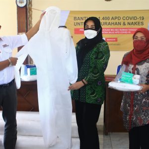 Tingkatkan Ekonomi Keluarga di Tengah Covid, SIG Libatkan IRT Menjahit Baju Hazmat