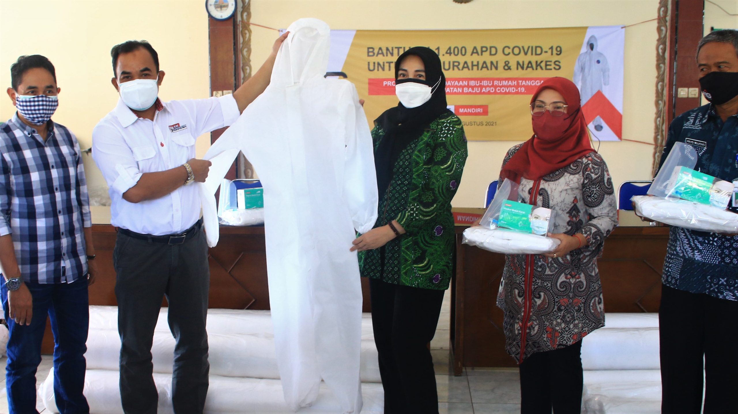 Tingkatkan Ekonomi Keluarga di Tengah Covid, SIG Libatkan IRT Menjahit Baju Hazmat