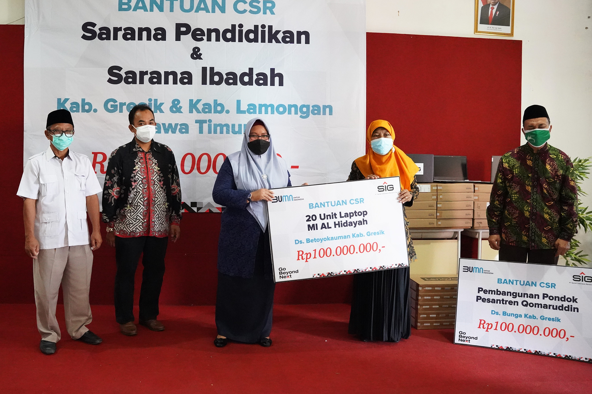 SIG Salurkan Bantuan 30 Laptop dan Dana Pembangunan Sarana Ibadah