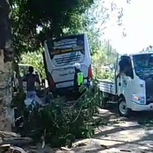 Sopir Bus Mengemudi Ngawur, Lindas Pemotor Hingga Tewas Sopir Bus Mengemudi Ngawur, Lindas Pemotor Hingga Tewas
