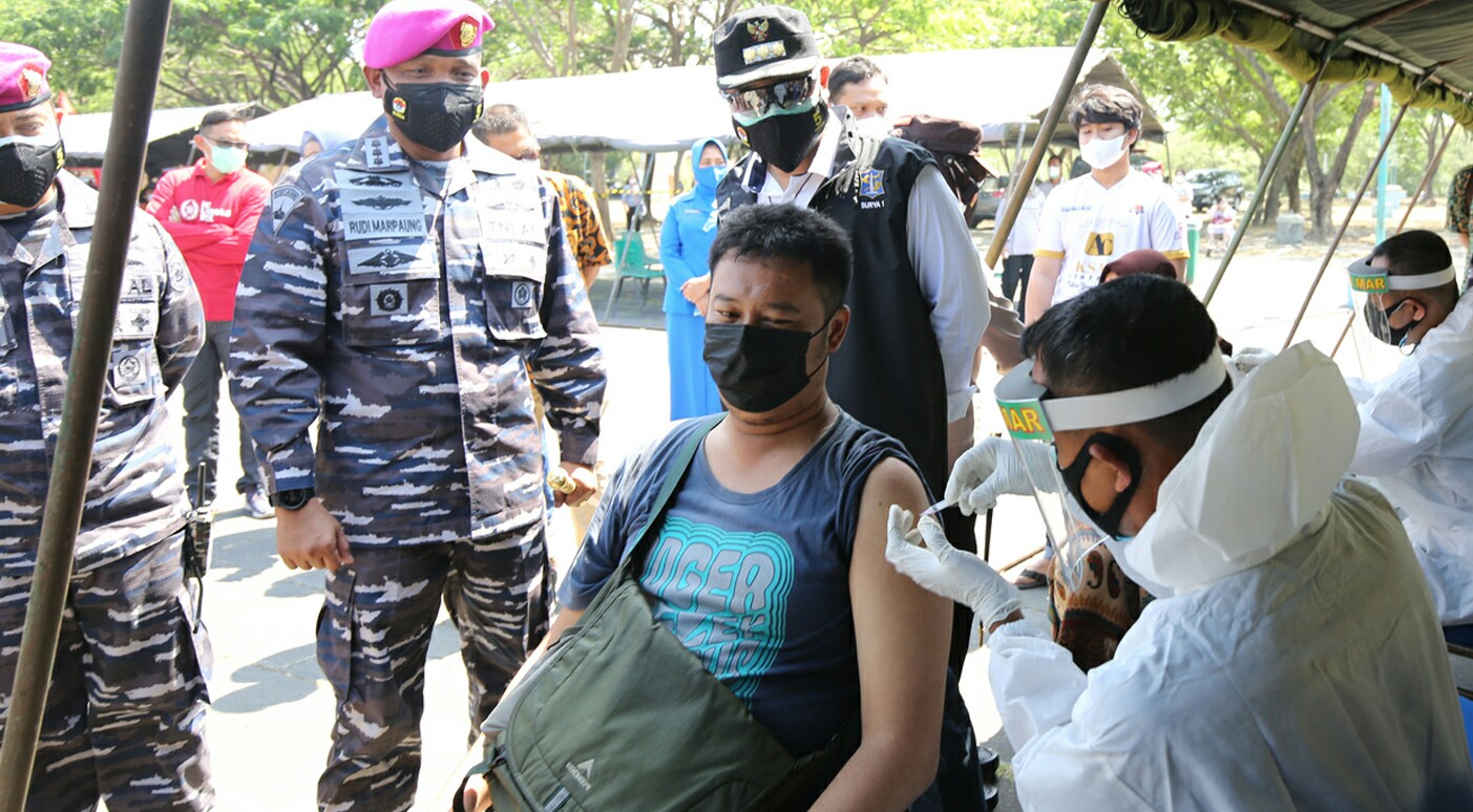 Pasmar 2 Gelar Vaksinasi di Kenpark, Percepat Herd Immunity Warga Surabaya
