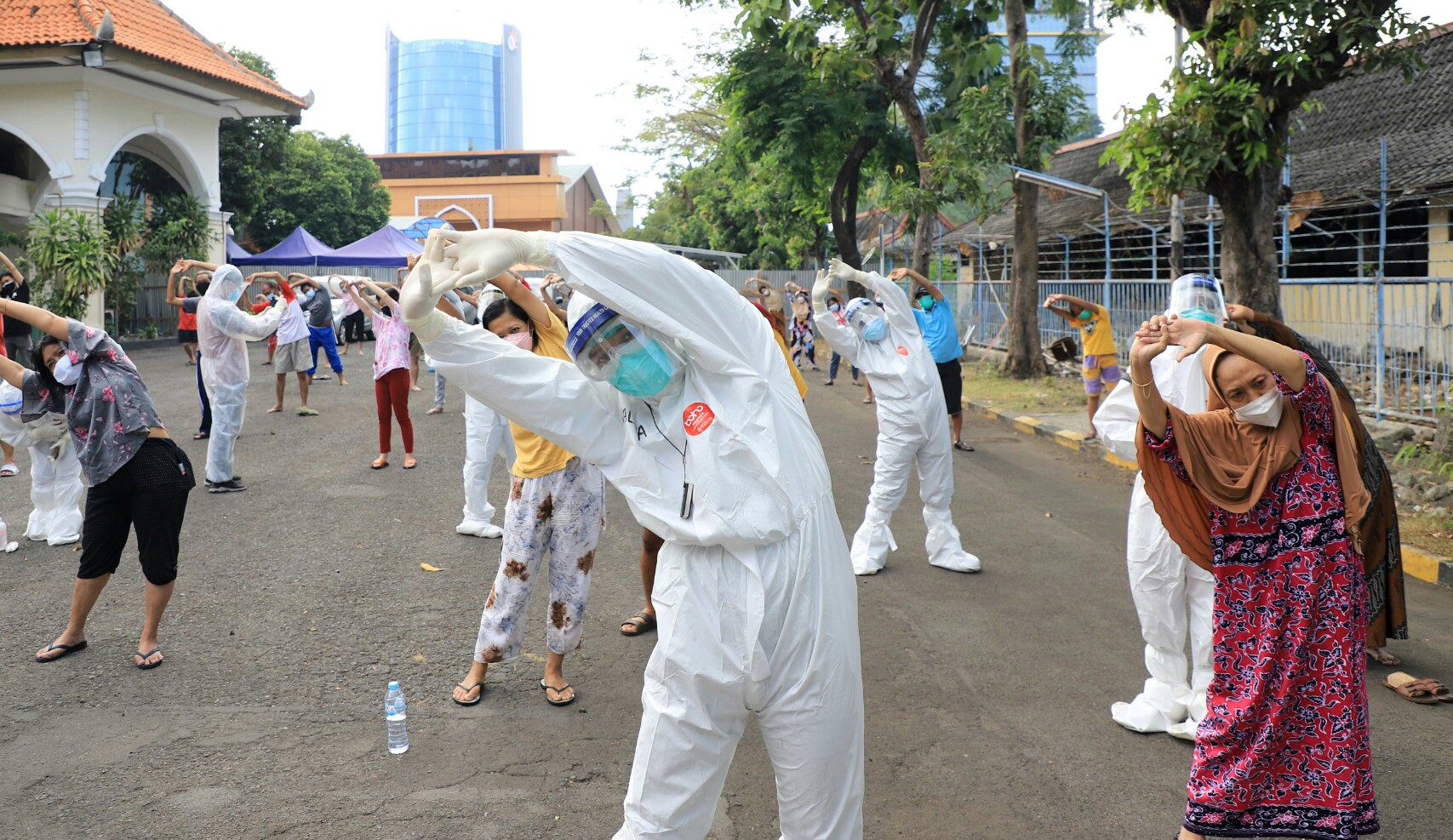 Pakai APD Lengkap, Eri Kunjungi Warga Isoman di HAH dan Ikut Senam Pagi