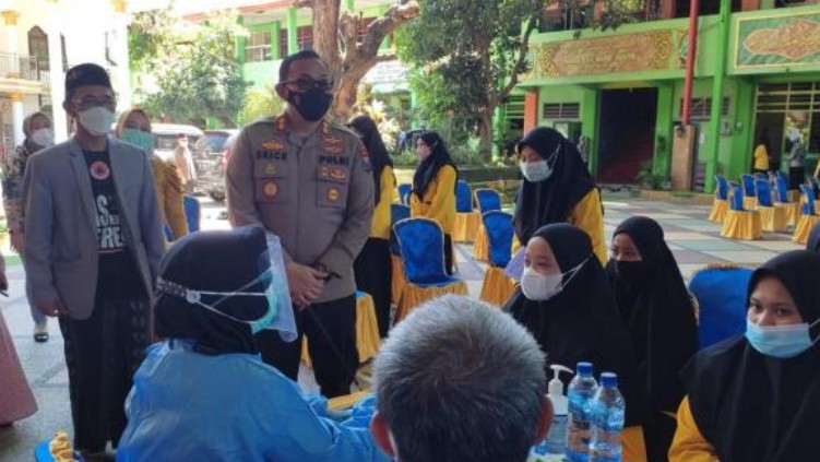 Ratusan Santri Ponpes Wahid Hasyim Makin PD Setelah di Vaksinasi