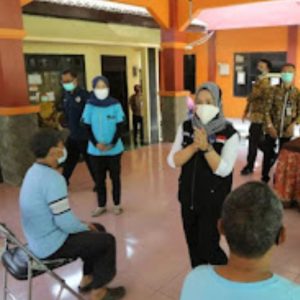 Ning Ita Salurkan 1000 Paket Bansos Pada Naker Informal