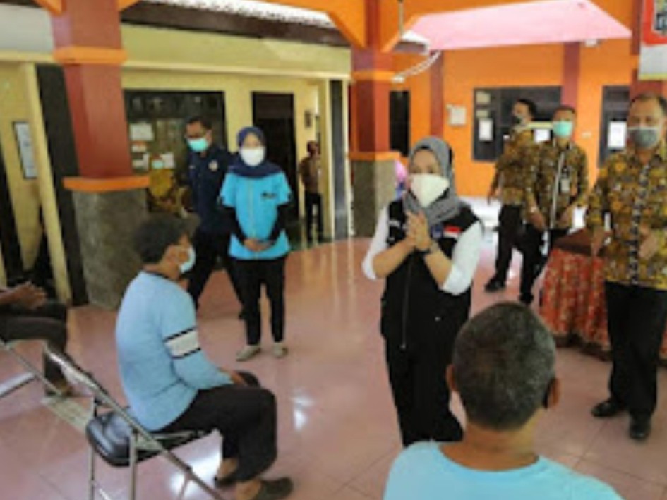 Ning Ita Salurkan 1000 Paket Bansos Pada Naker Informal