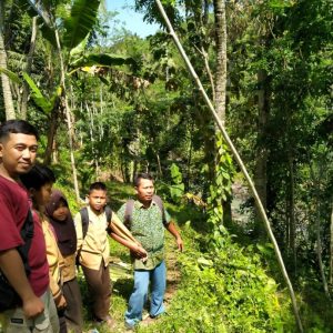 Dua Siswa Ini Penuh Perjuangan Untuk Bisa Sampai Sekolah