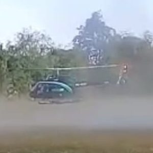 Pertama Helikopter Mendarat Di Lapangan Bola, Menyita Perhatian Warga Lateng