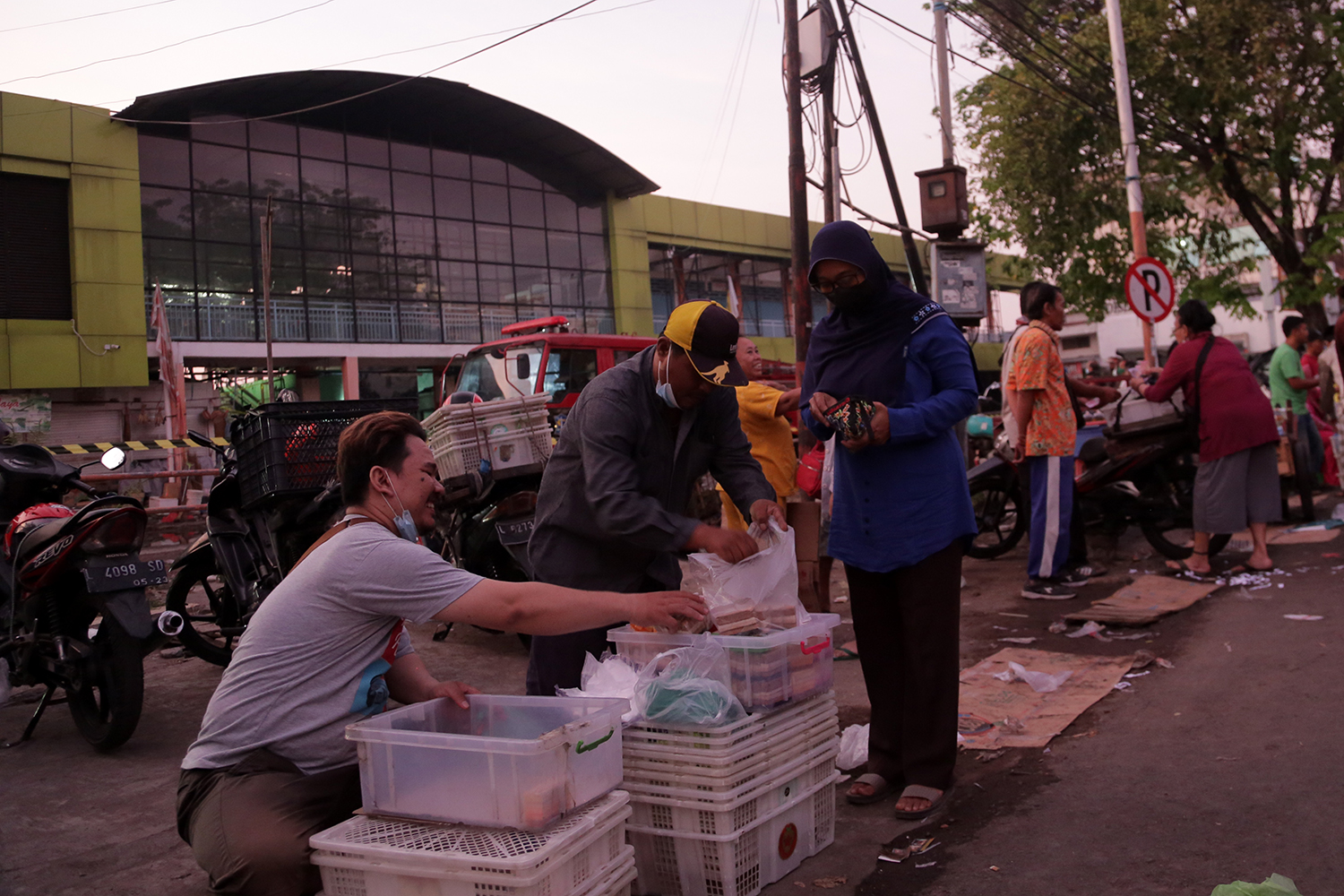 Pedagang Direlokasi Sementara di Halaman Pasar Kembang