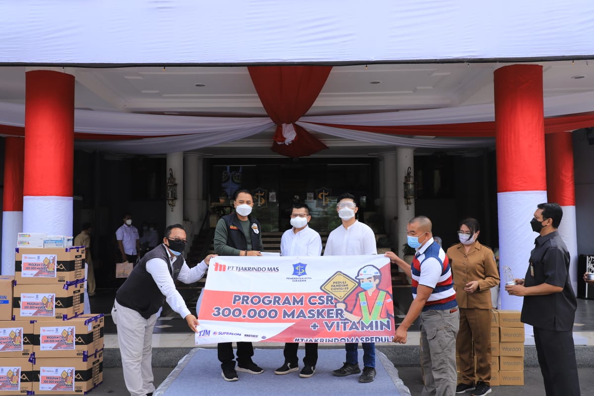 Vitamin dan Handsanitizer untuk Nakes dan Relawan Surabaya Memanggil