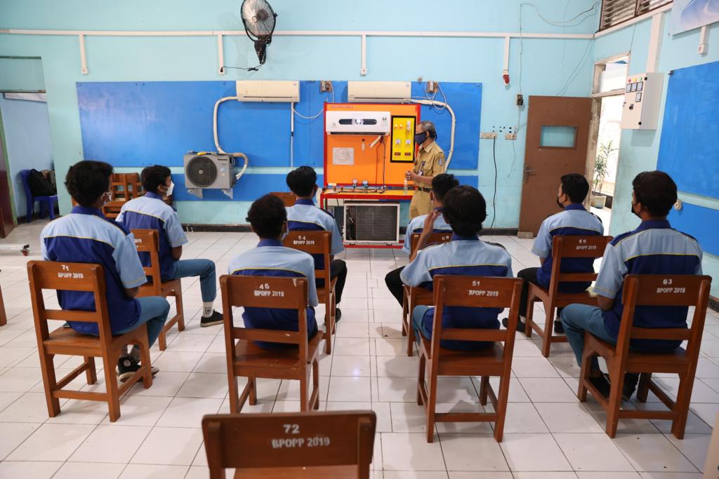 Awali Pembelajaran Tatap Muka Terbatas, Gubernur Tinjau SMKN 7 Surabaya