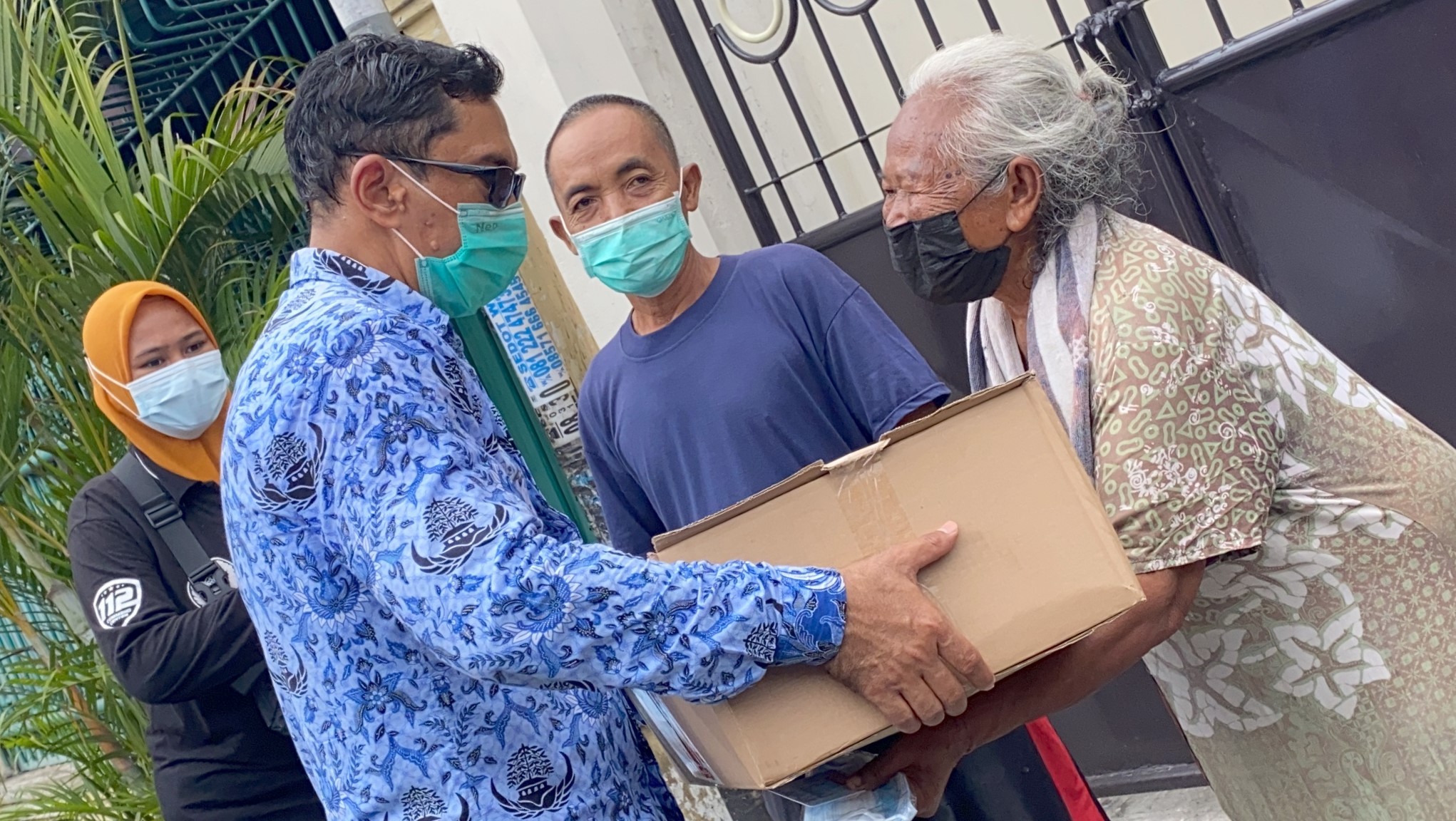 Semua Elemen Bergerak Bersama Bagikan Sembako ke Warga Surabaya