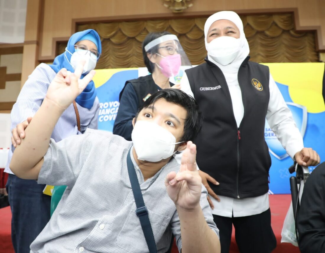 Gubernur Tinjau Vaksinasi Disabilitas IKA UNAIR dan BK3S