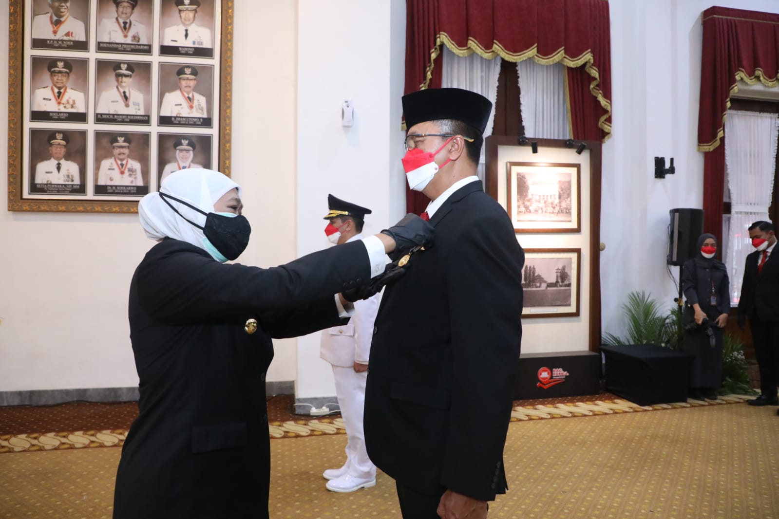 Satyalancana Karya Satya Untuk Kadispora Jatim