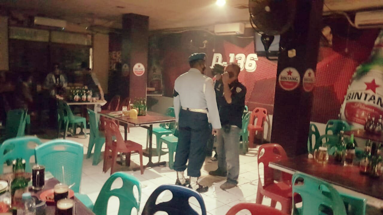 Nekat Beroperasi, Satpol PP Surabaya Segel RHU di Jalan Kusuma Bangsa