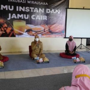 Pemulihan Ekonomi Dampak Covid-19 Ning Ita Fasilitasi Market Wirausaha Jamu Pemulihan Ekonomi Dampak Covid-19 Ning Ita Fasilitasi Market Wirausaha Jamu