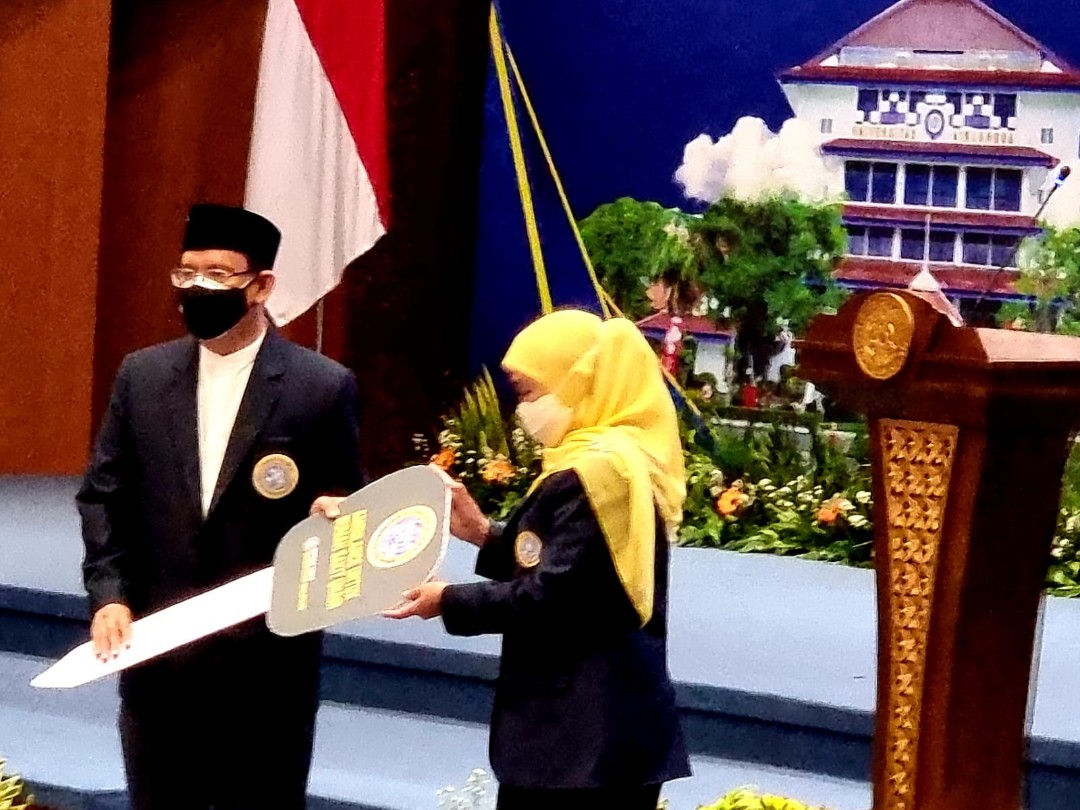 Lantik Pengurus Pusat IKA Unair Masa Bakti 2021-2025, Gubernur Khofifah Ajak Perkuat Jejaring 