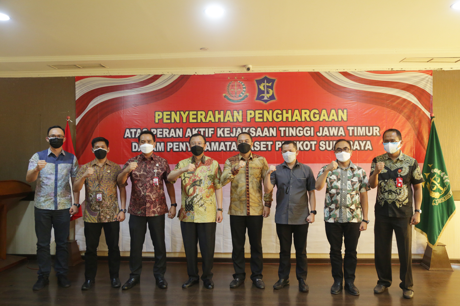Wali Kota Surabaya Bagi-bagi Penghargaan untuk Jajaran Kejati Jatim