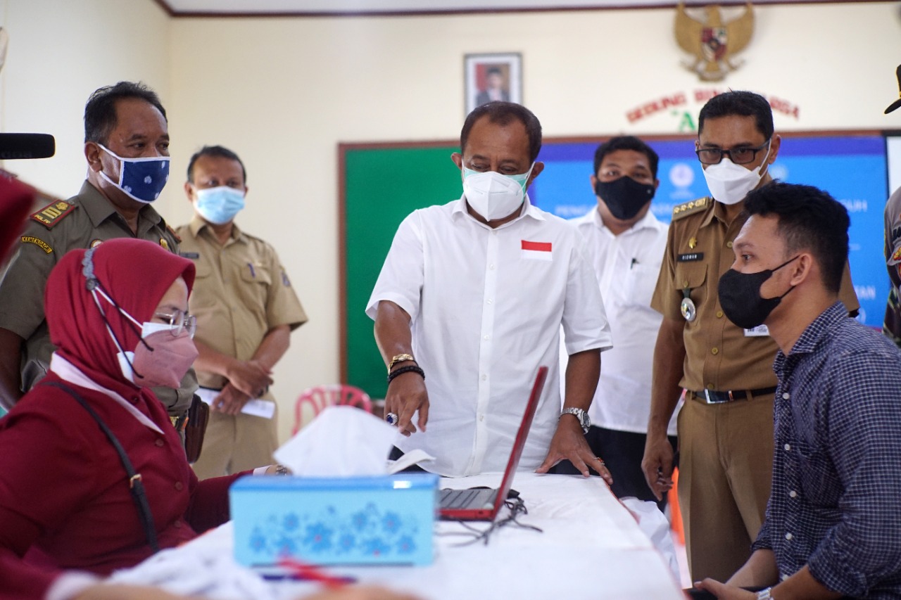 Armuji Tinjau Penyaluran JPS Klampis Ngasem dan Pacar Keling