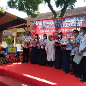 Ning Ita Serahkan Bantuan Sarpras Pendidikan SD – SMP se-Kota Mojokerto Ning Ita Serahkan Bantuan Sarpras Pendidikan SD – SMP se-Kota Mojokerto