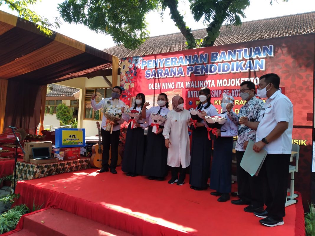 Ning Ita Serahkan Bantuan Sarpras Pendidikan SD – SMP se-Kota Mojokerto
