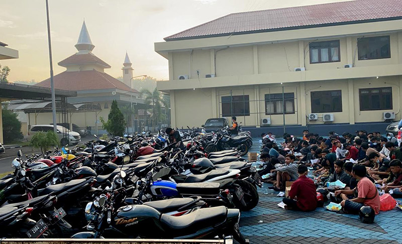 Razia Balapan Liar, Polres Mojokerto Amankan 74 Unit Motor & Pengendaranya
