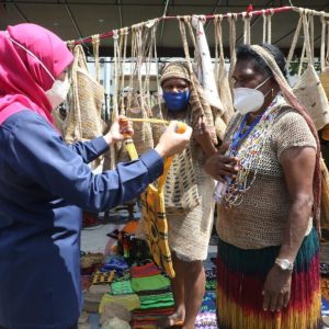 Gubernur Khofifah Janji Undang Pelaku UKM Papua di Pameran Dagang Jawa Timur Gubernur Khofifah Janji Undang Pelaku UKM Papua di Pameran Dagang Jawa Timur