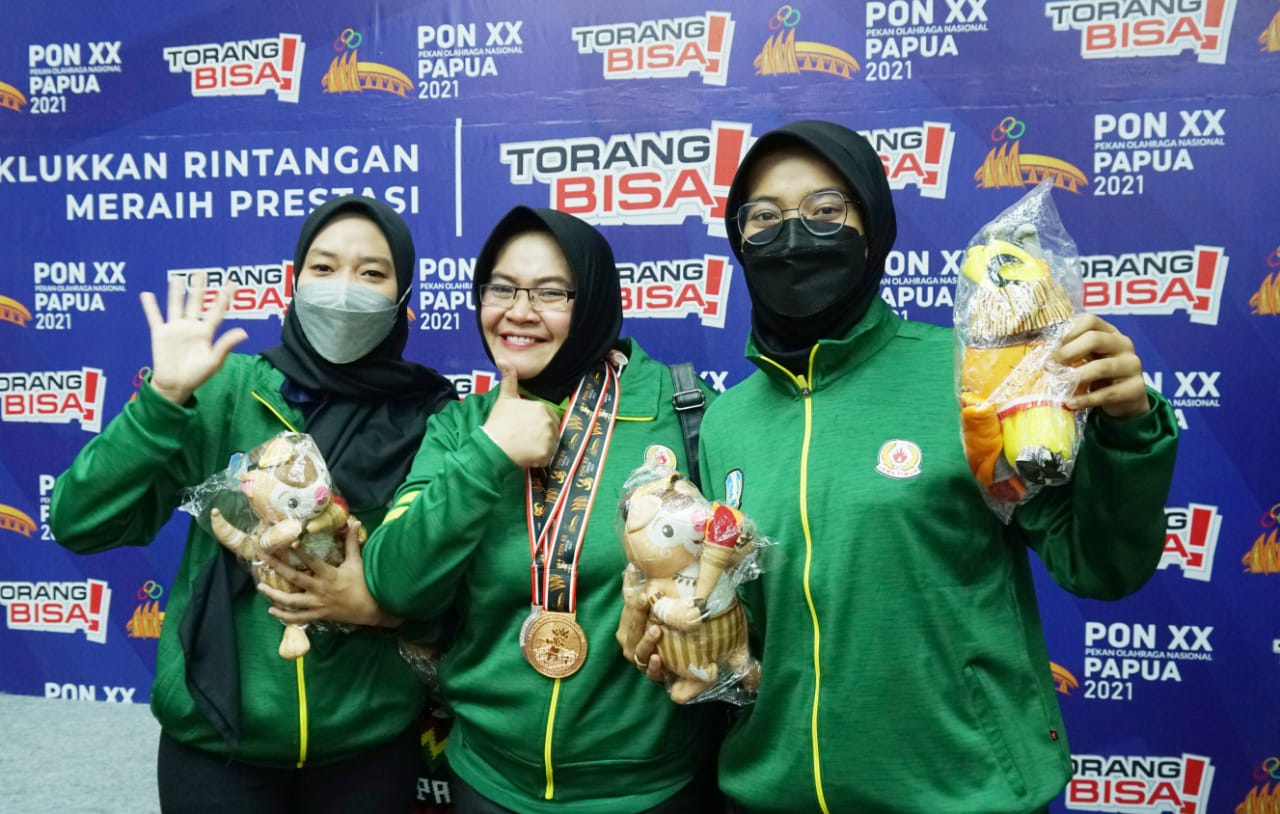 Putri Jatim Sumbang Perak dan Perunggu Bola 9