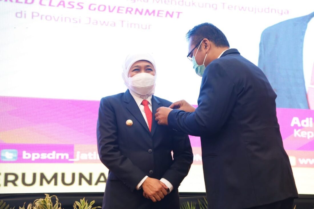 Gubernur Khofifah Raih Lencana Kehormatan Kepala Daerah Pemimpin Perubahan dari LAN