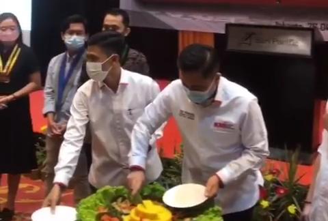KMI Potong Tumpeng Milad Ke 13, Bertemakan ‘Satukan Pemuda Demi Bangkit dari Pandemi’