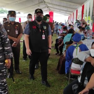 Bupati Kediri Dampingi Pangkoarmada II Tinjau Vaksinasi Bupati Kediri Dampingi Pangkoarmada II Tinjau Vaksinasi