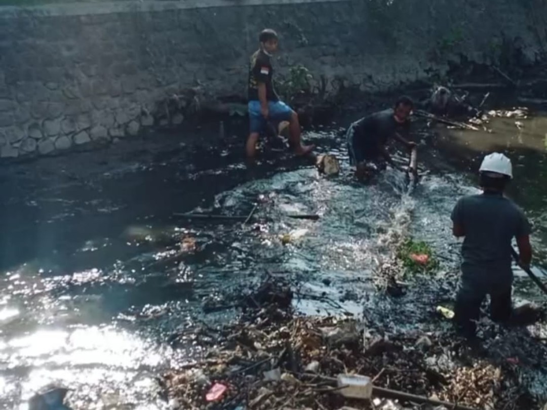 Program Rutin, Karyawan PG Pesantren Baru Gelar Kerja Bhakti untuk Sungai Bersih