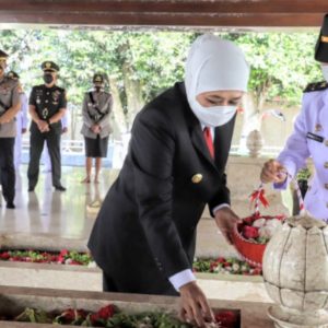Sambut HUT Prov. Jatim ke 76, Gubernur Khofifah Ziarah dan Doa di Pusara Sang Proklamator