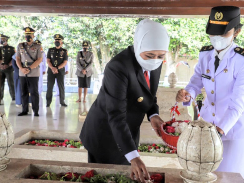 Sambut HUT Prov. Jatim ke 76, Gubernur Khofifah Ziarah dan Doa di Pusara Sang Proklamator
