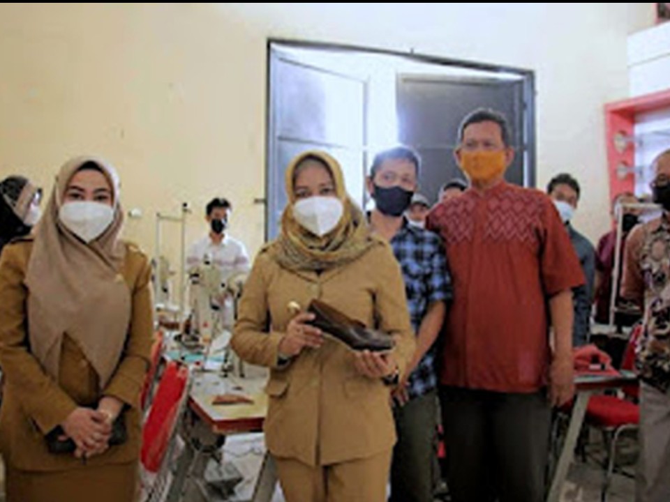 Ning Ita Ciptakan Produk Sepatu Bagi Wirausaha Baru