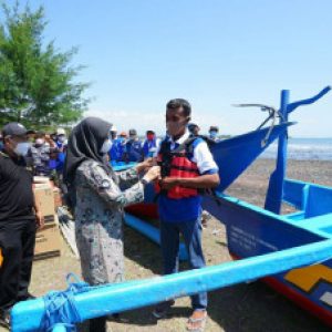 Pemerintah Banyuwangi Serahkan 8 Kapal Fiber untuk Nelayan