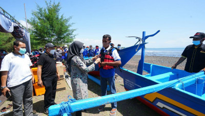 Pemerintah Banyuwangi Serahkan 8 Kapal Fiber untuk Nelayan