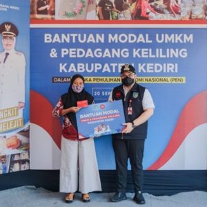 Pemkab Kediri Gelontor Bantuan Rp 4,9 Miliar Pelaku UMKM dan Pedagang Keliling Pemkab Kediri Gelontor Bantuan Rp 4,9 Miliar Pelaku UMKM dan Pedagang Keliling